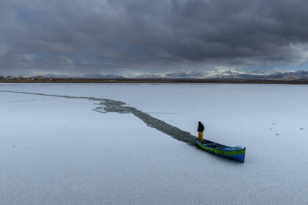 Karı, kışı gelin birde onlara sorun! Konya'da buzu kırıp ekmeklerini çıkartıyorlar 13